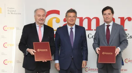 En la imagen, de derecha a Izquierda, Adolfo Díaz-Ambrona, secretario general de la CCE; Rafael Catalá, presidente del CEM y Juan Carlos Estévez, presidente del CGPE.